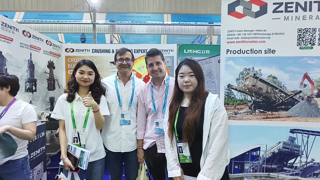 ZENITH team with international visitors at the Canton Fair