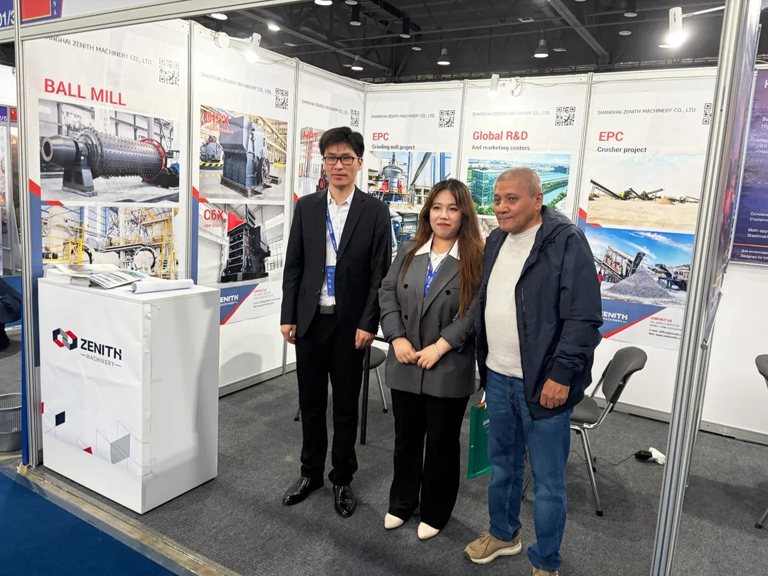 Discussion between ZENITH engineers and a customer at the booth