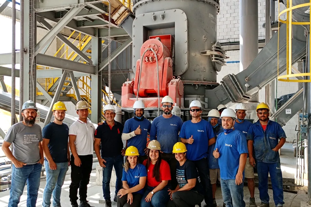 ZENITH engineers and the customer's team in front of the commissioned LM130N mill