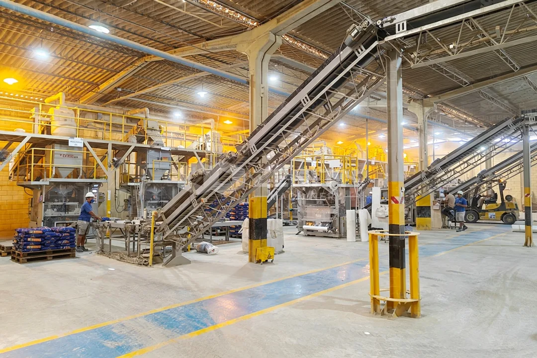 Bagging line packing feldspar powder into bulk bags