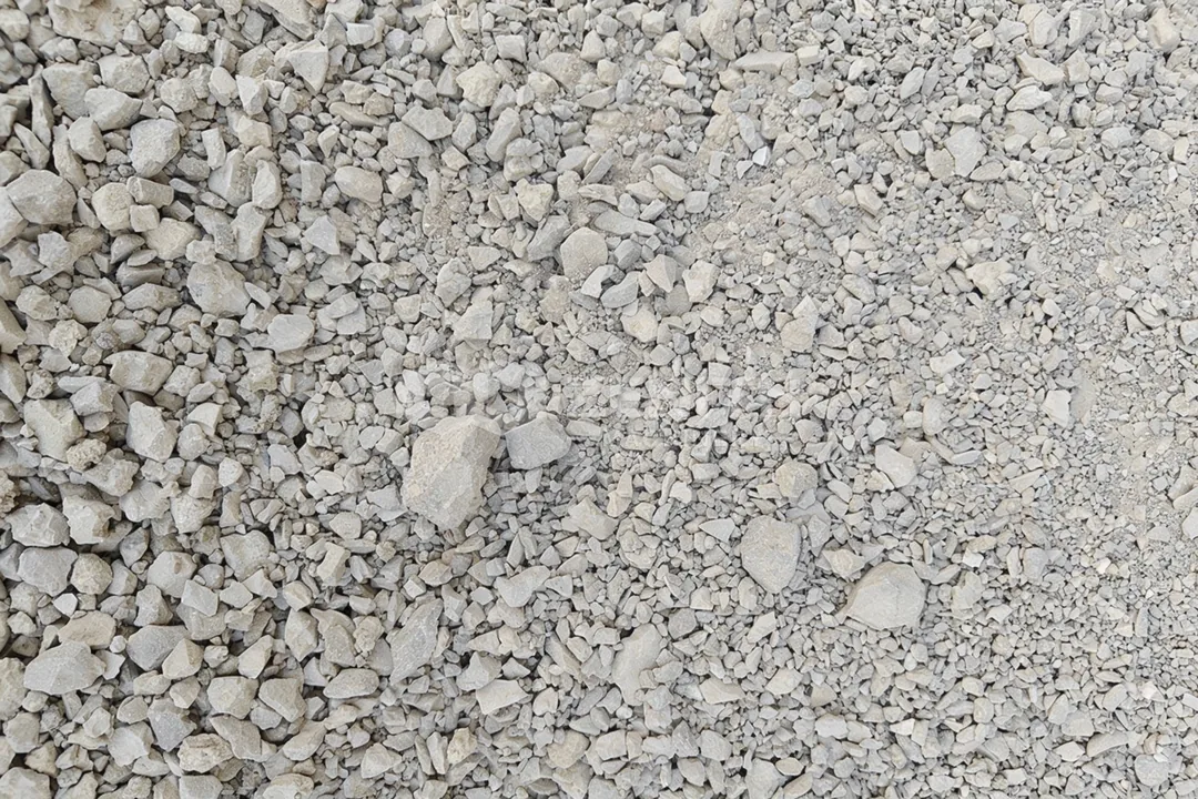 Feldspar raw material fed to the LM130N vertical roller mill
