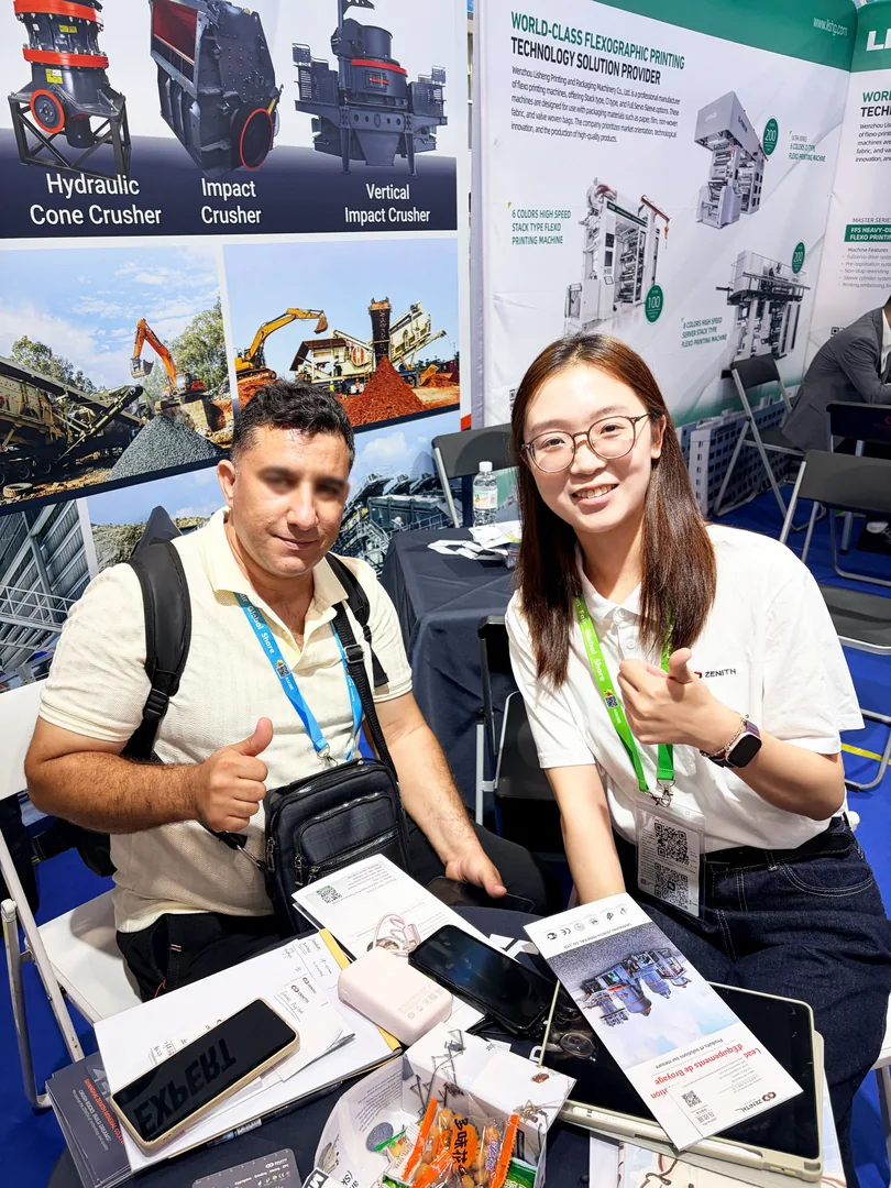 Buyer giving a thumbs-up after a consultation at the ZENITH booth