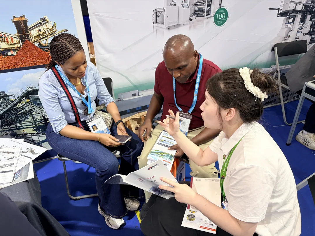 Technical exchange in the aisle beside the ZENITH booth