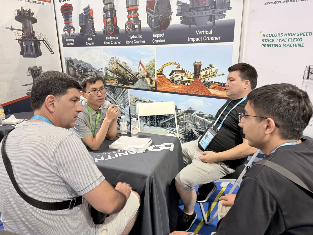 Technical discussion between a ZENITH engineer and a visitor at the 140th Canton Fair