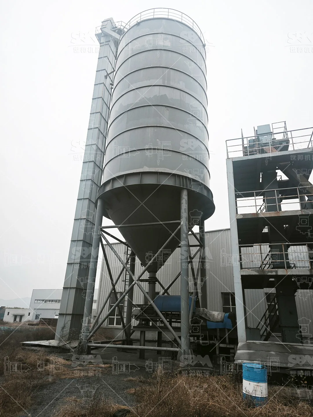 Finished powder silo and bucket elevator serving the LM grinding line