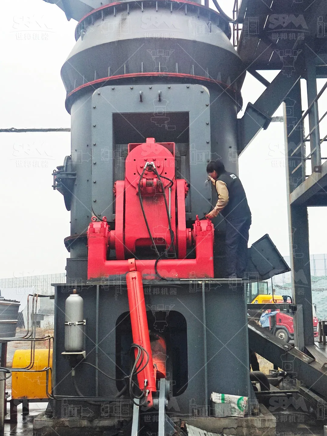 Hydraulic tensioning system on the LM vertical roller mill at the Jinghui coal gangue project