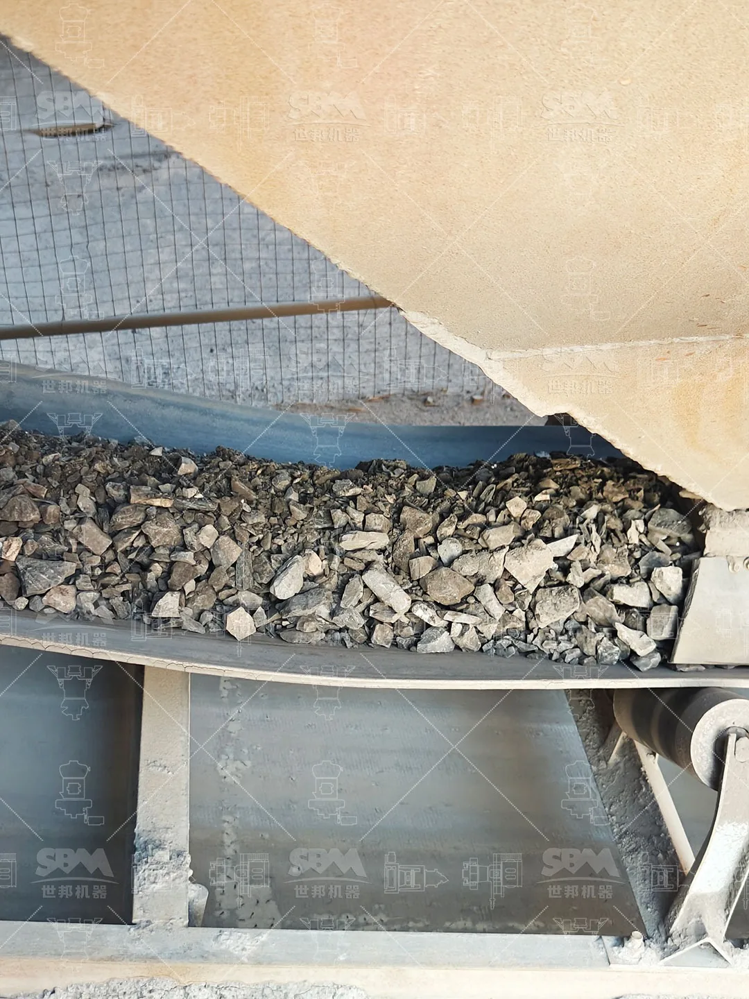 Coal gangue feed on the belt conveyor before entering the grinding circuit at the Baotou plant