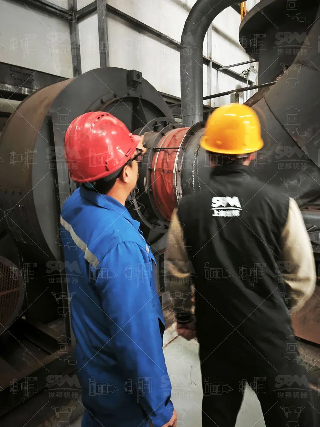 ZENITH engineers inspecting the grinding chamber of the MTW mill together with the customer's technician