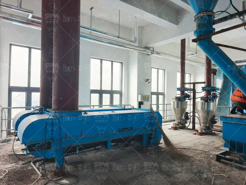 Screw conveyor and product handling equipment at the finished powder end of the line